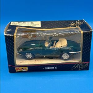 MAISTO SPECIAL EDITION  1:43 SCALE JAGUAR E  MODEL CAR GREEN NIB **READ